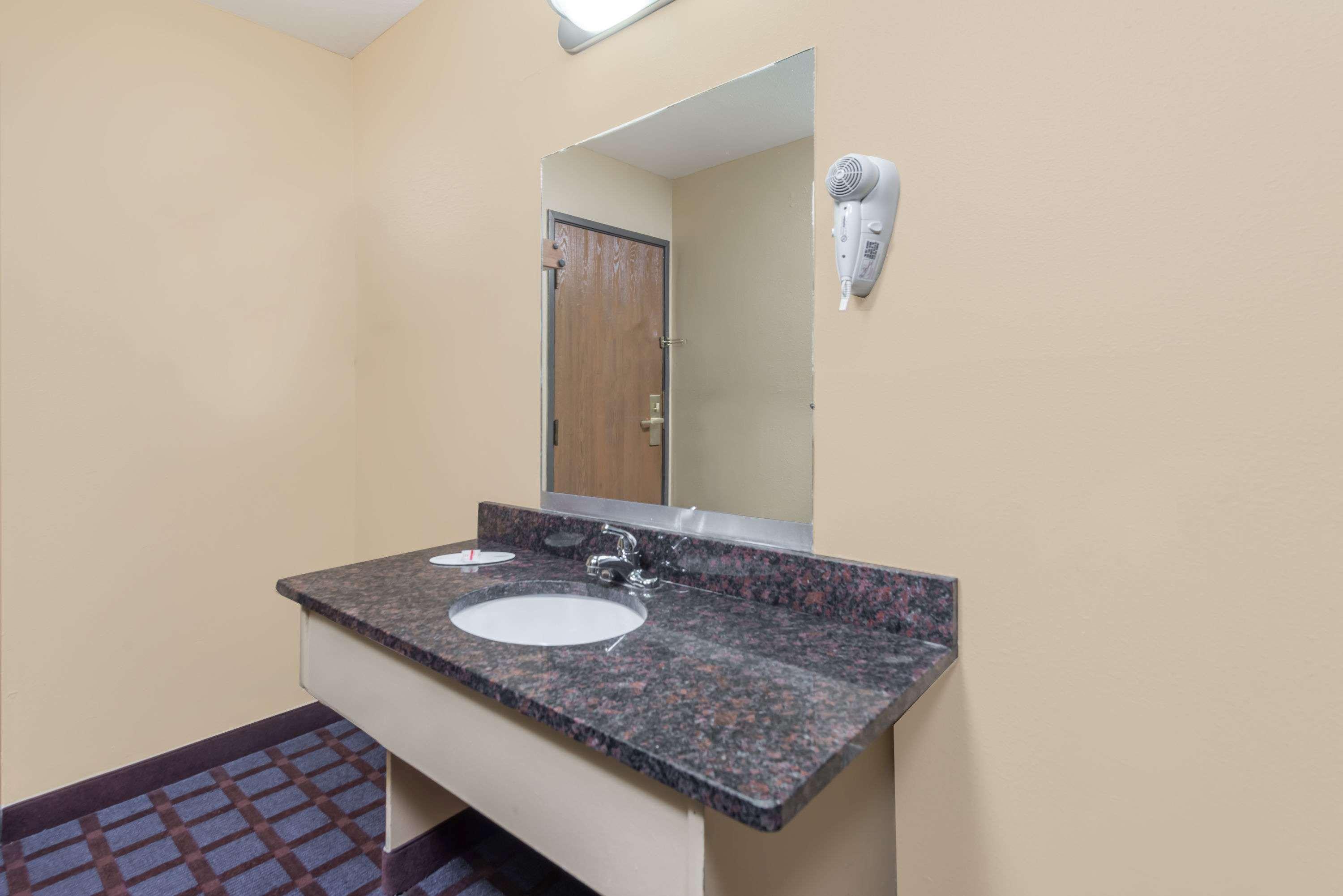 Super 8 By Wyndham Okawville Ngoại thất bức ảnh