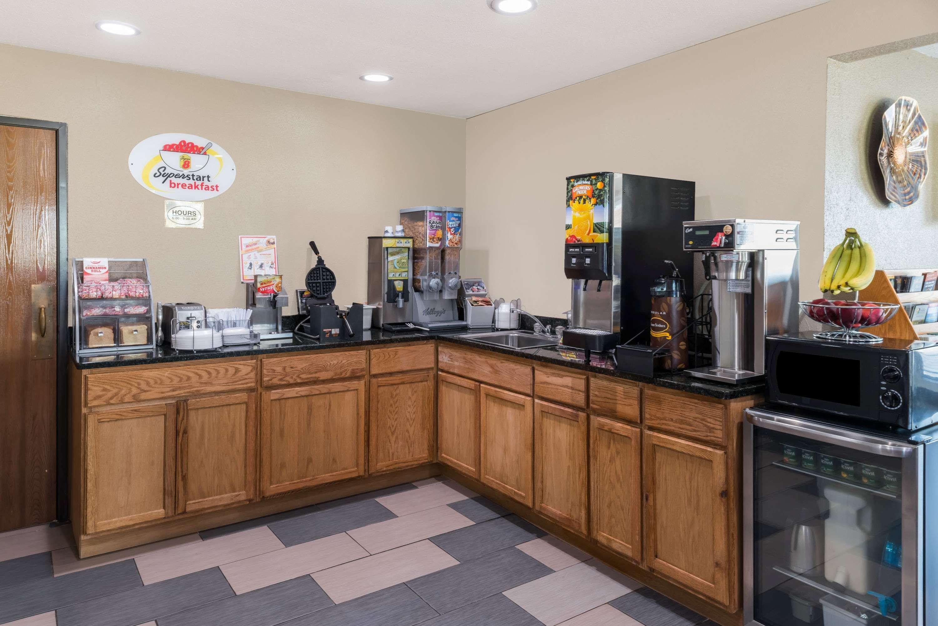 Super 8 By Wyndham Okawville Ngoại thất bức ảnh