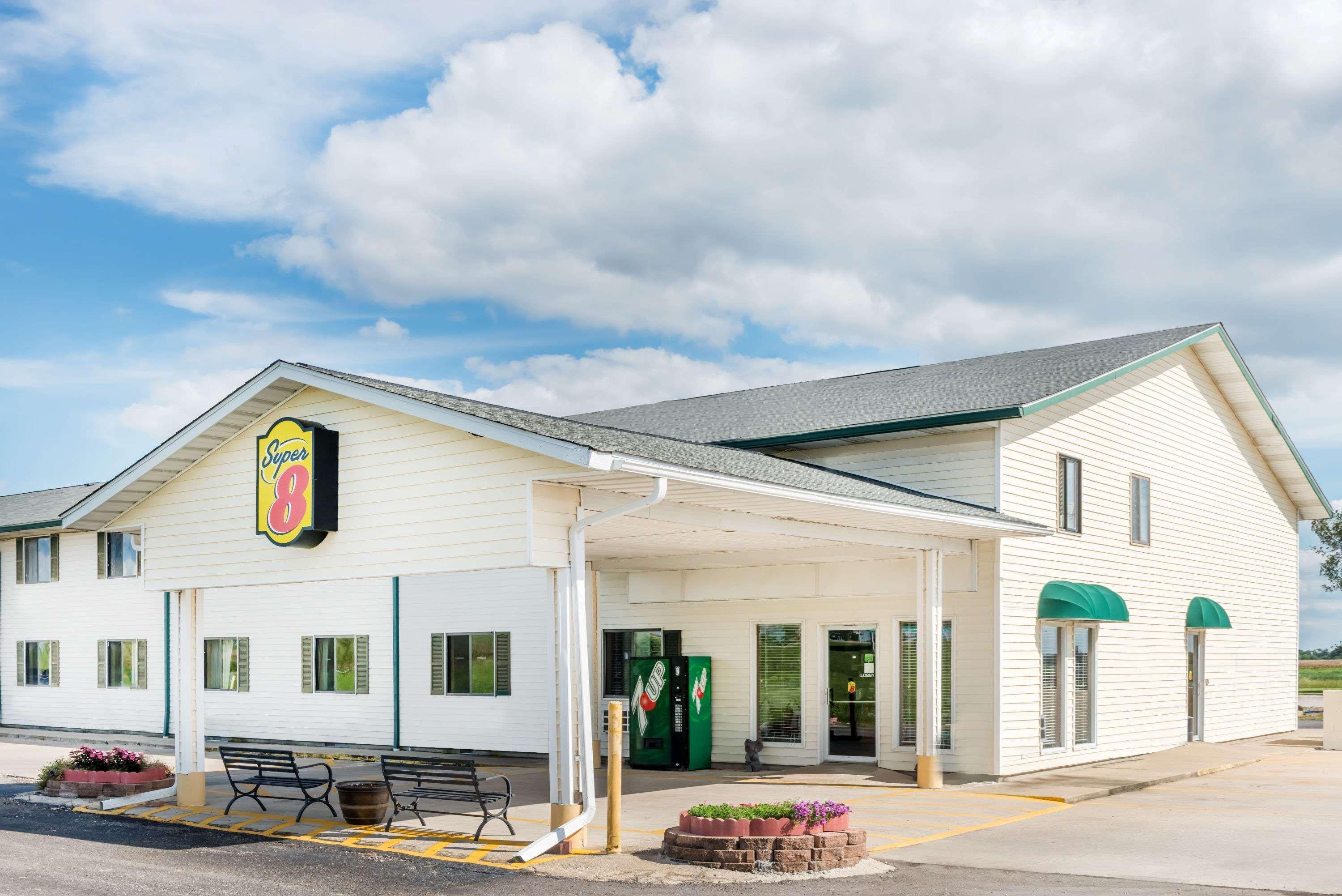 Super 8 By Wyndham Okawville Ngoại thất bức ảnh