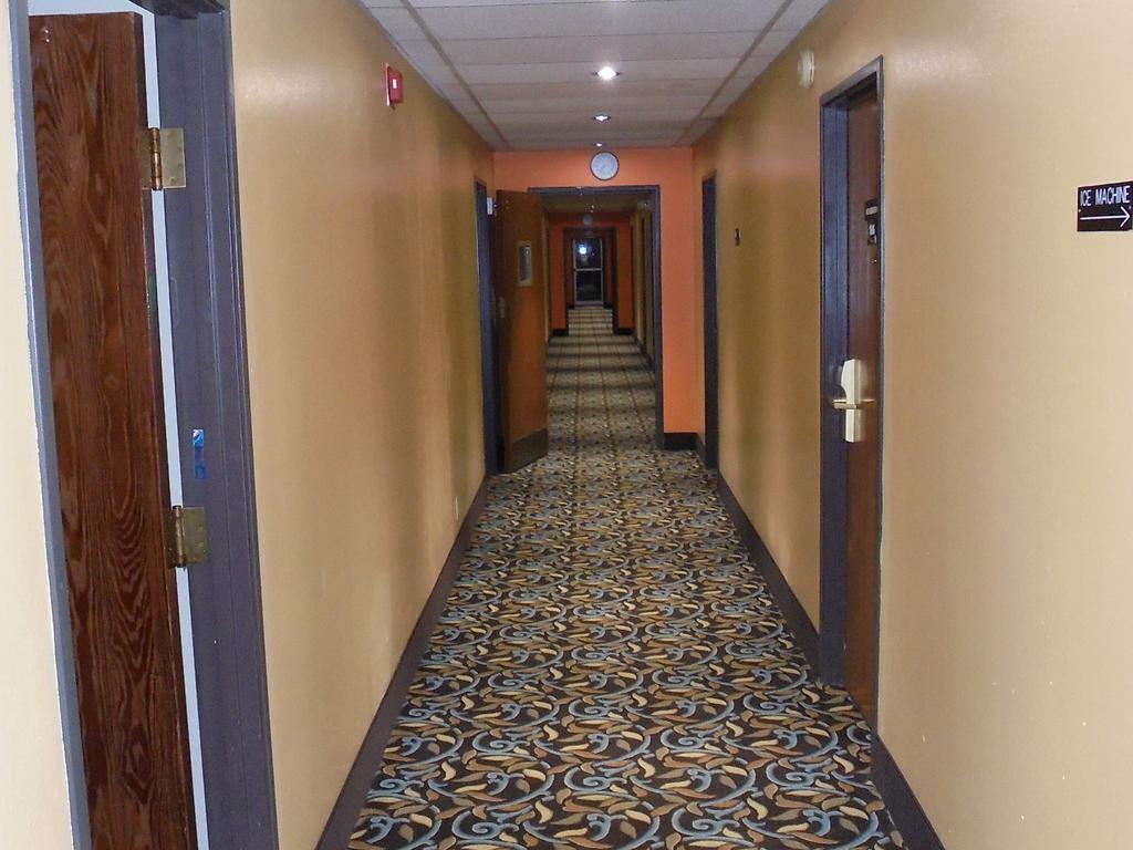 Super 8 By Wyndham Okawville Ngoại thất bức ảnh