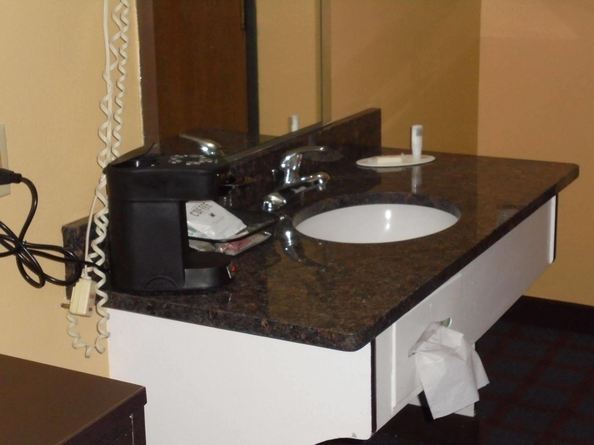 Super 8 By Wyndham Okawville Ngoại thất bức ảnh