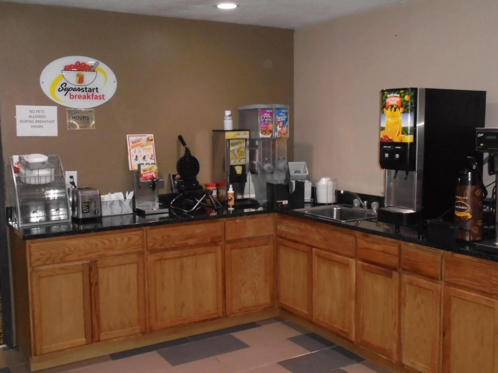 Super 8 By Wyndham Okawville Ngoại thất bức ảnh
