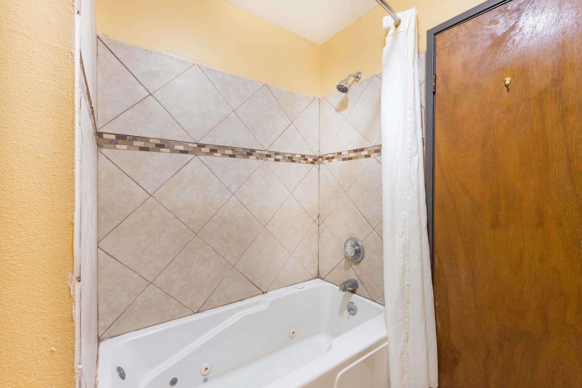 Super 8 By Wyndham Okawville Ngoại thất bức ảnh